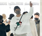 [TEN 포토] 방탄소년단 뷔 '오늘은 기분좋은 출국'