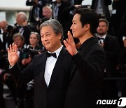 '헤어질 결심' 박찬욱, 칸영화제 감독상.."박해일·탕웨이 향한 사랑" [칸 현장]