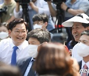 [6.1지선 D-3]서울시장 후보들 '뚜벅이' 유세로 시민들과 밀착접촉