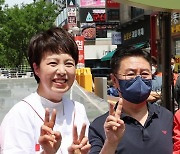 시민들과 기념 촬영하는 김은혜 후보