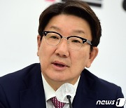 권성동 "내일 오전 국무회의 의결..오후부터 손실보전금 지급"