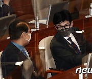 한동훈·권영세 '본회의 대화'