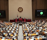 [속보] 교원노조 타임오프제 도입법, 국회 본회의 통과