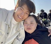 '우리들의 블루스' 김우빈, 한지민 놔두고 정은혜와 다정 셀카[★SNS]