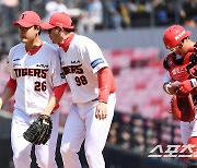 [포토] 선발 한승혁을 위로하는 서재응 코치