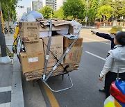 대전둔산경찰서, 폐지 수집 어르신에 교통안전용품 '단디바' 전달