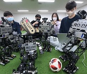 로봇 국제대회 준비하는 로봇학부 동아리 학생들