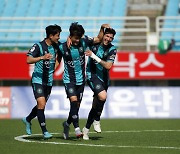 10명 뛴 안산그리너스, 김포와 1-1 무승부..꼴찌 탈출