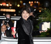 '브로커' 송강호 남우주연상, 칸이 선택한 남자..한국 男 배우 최초 기록