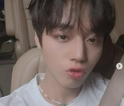 박지훈, 얼짱 각도로 뽐낸 날렵한 잘생김..토끼 같은 귀여움[M+★SNS]