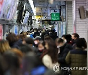 심야 귀갓길 한 숨 돌렸다..서울 지하철 새벽 1시까지 운행