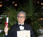 '헤어질 결심' 박찬욱, 칸 영화제서 감독상 수상..한국영화인 최다 수상 기록