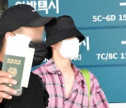 송강 '모자와 마스크로 다 가린 잘생김 매니저 여권으로 한번 더 방어'[포토엔HD]