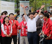 김포 시민들에게 인사하는 이준석 대표