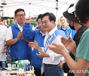 연천 전곡초 총동문회 체육대회 찾은 김동연 후보