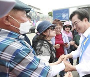 유권자들과 인사나누는 김동연 후보