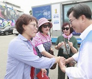 유권자들과 인사나누는 김동연 후보