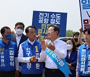 윤한 계양구청장 후보와 대화하는 이재명 후보