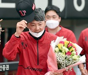 100승 축하 꽃다발 받은 김원형 감독