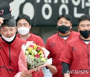 "100승 축하" 김원형 감독