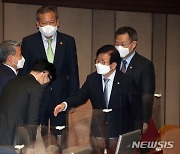 국무위원들과 인사나누는 박병석 의장