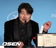 송강호, 데뷔 후 첫 칸 남우주연상 차지 '기염' "감사해" [Oh!칸 현장]