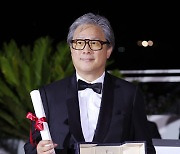 "데뷔 30주년 축하 선물"..박찬욱, '박쥐' 이후 13년 만에 본상(종합) [Oh!칸 현장]