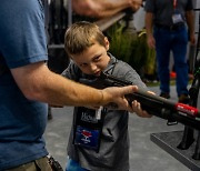 [사진] '총격 사건' 텍사스서..총 쏘는 법 배우는 7세 어린이
