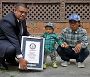 "7살에 성장 멈춰" 세계서 가장 작은 네팔 18세 소년의 키는?