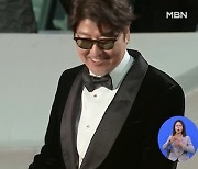 '칸영화제' 송강호, 남우주연상 수상 "수 많은 영화 팬들에게 영광 바친다"
