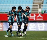 10명 뛴 안산, 김포와 1-1 무승부..최하위 탈출