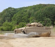 미래형 보병전투장갑차 '레드백' 육군 기동 시연