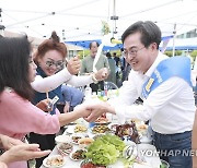 연천 찾아 유권자들과 인사하는 김동연 후보