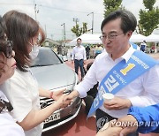 연천 찾아 유권자들과 인사하는 김동연 후보