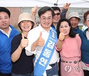 유권자들과 기념촬영하는 김동연 후보