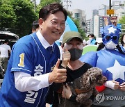 시민들과 기념촬영하는 송영길 후보