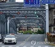 임시 통행증 소지 여부 검사하는 상하이 공안