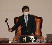 여야 기립박수 받고 떠난 박 의장.."분열의 정치 청산해야"