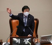 의장 임기 중 마지막 본회의 마친 박병석 국회의장