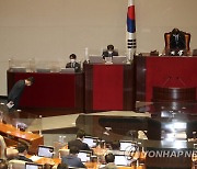 박병석 국회의장에게 인사하는 한덕수 총리