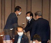한덕수 총리와 인사 나누는 박병석 국회의장