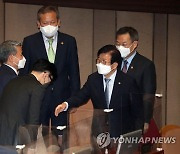 국무위원들과 인사 나누는 박병석 국회의장