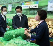 [포토] 소비자와 대화하는 농림부 장관과 농협회장