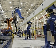 부족한 노동력 로봇으로..美 산업용 로봇 주문 40%↑