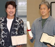 "함께 일하고파" 트로피 들고 금의환향한 20년지기 박찬욱 송강호[종합]