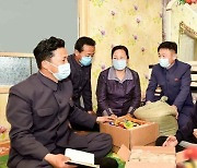 코로나19로 힘든 주민 돕는 북한 노동당 일꾼