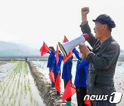 사상 공세로 농사 열의 높이는 북한 선동원