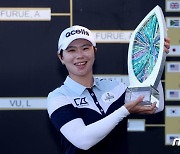 LPGA 한국인 최고령 우승컵 든 '매치퀸' 지은희