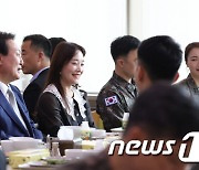 윤 대통령, 국방부 직원들과 점심식사