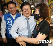 시민들과 인사하는 박병석 전 국회의장